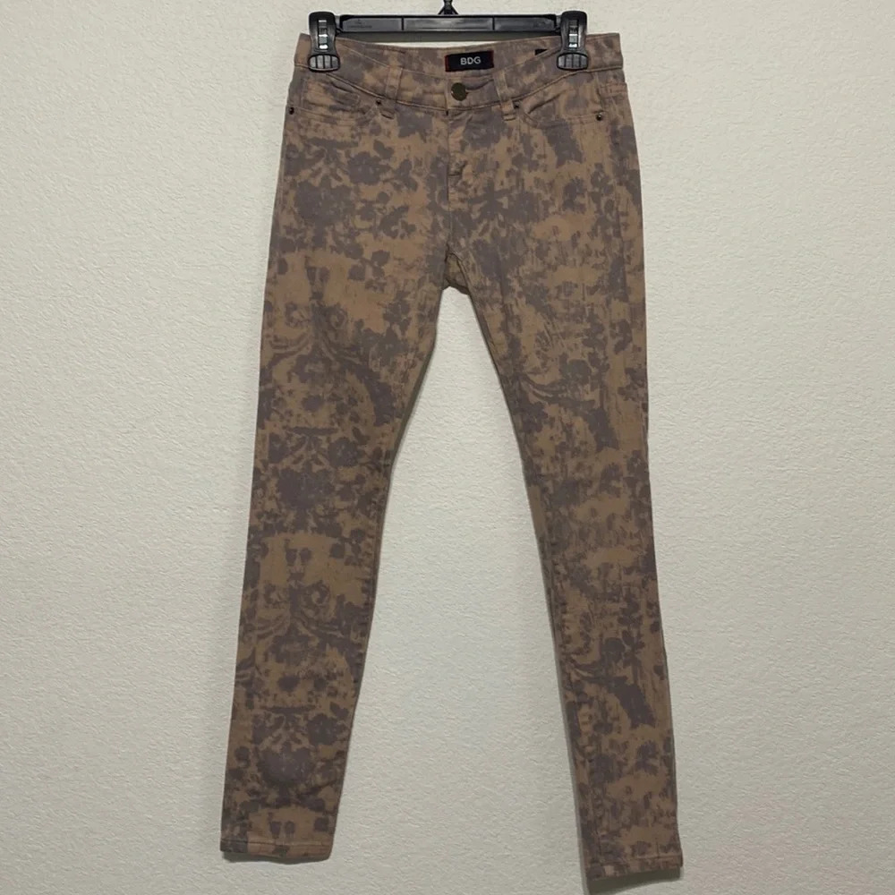 BDG Pink & Gray Damask Mid Rise Cigarette Ankle Jeans Size 25W 30L - Picture 2 of 10